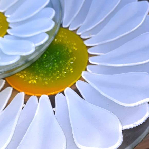 ~{Unbranded}~ Gorgeous textured glass daisy salad plates. - Picture 4 of 5
